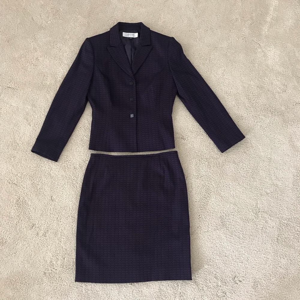 Tahari Arthur S Levine Suit size 4